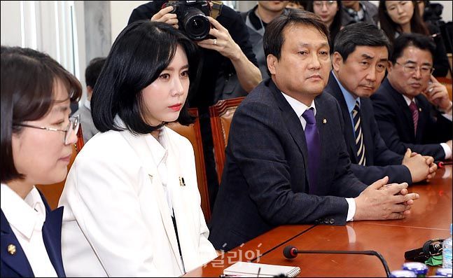 안민석 더불어민주당 의원(사진 앞줄 오른쪽에서 세 번째) ⓒ데일리안 박항구 기자
