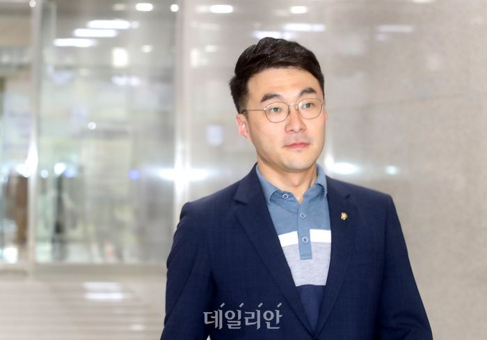김남국 무소속 의원이 8일 오후 국회본청을 나서고 있다. ⓒ데일리안 박항구 기자