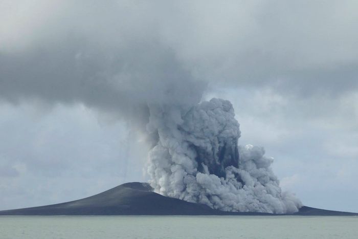 지난 2015년 통가 근처에서 폭발한 화산. ⓒ AP/뉴시스