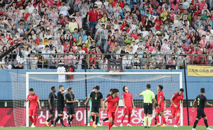Cho Kyu-seong lamenta quando seu chute foi perdido durante a partida de avaliação da seleção nacional de futebol entre Coreia e El Salvador, realizada no Estádio da Copa do Mundo em Daejeon no dia 20. ⓒ Newsis