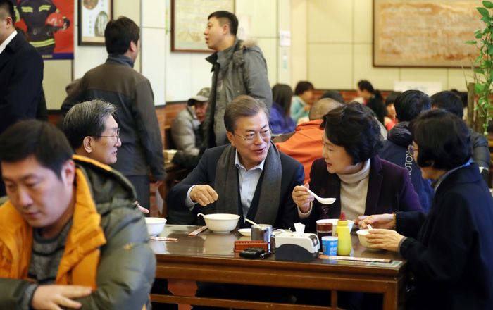 Apesar do fato de que o ex-presidente Moon Jae-in e a primeira-dama Kim Jong-suk visitaram a China a convite de... 