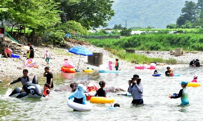 더위를 피해 경북 청도군 운문사 인근 계곡을 찾은 시민들이 물놀이를 하며 더위를 식히고 있다.ⓒ뉴시스