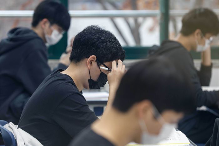 2023학년도 대학수학능력시험일 서울 종로구 경복고등학교에 마련된 시험장에서 수험생들이 시험 시작을 기다리고 있다.ⓒ사진공동취재단