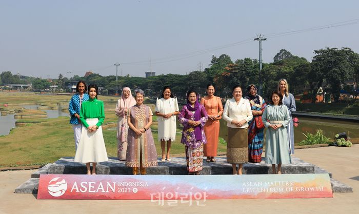 윤석열 대통령 부인 <BR>김건희 여사가 6일(현지시각) 아세안 정상회의 배우자 프로그램으로 자카르타 따만 미니 민속공원을 방문해 각국 정상 배우자들과 기념촬영하고 있다.<BR> ⓒ뉴시스