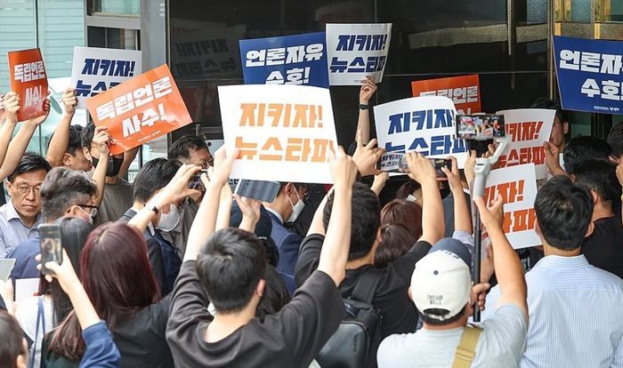 14일 오전 대장동 허위 보도 의혹 관련 압수수색을 위해 서울 중구 뉴스타파를 찾은 검찰 관계자들이 건물로 진입하고 있다.ⓒ연합뉴스