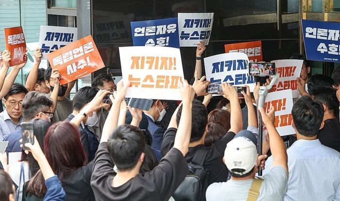 지난 14일 오전 대장동 허위 보도 의혹 관련 압수수색을 위해 서울 중구 뉴스타파를 찾은 검찰 관계자들이 건물로 진입하고 있다.ⓒ연합뉴스