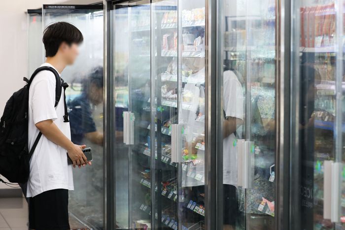 서울 동대문구 CU 장안관광호텔점에 설치된 도어형 냉장고 모습.ⓒ뉴시스