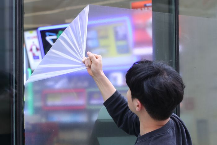 서울 시내 편의점에서 관계자가 반투명 시트지를 제거하고 있다.ⓒ뉴시스