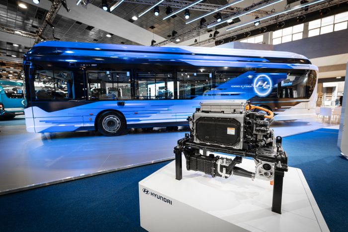 '버스월드 2023(Busworld 2023)' 이베코버스 부스에서 전시 중인 수소전기 시내버스 'E-WAY H2'와 버스에 탑재된 현대자동차의 수소연료전지시스템. ⓒ현대자동차