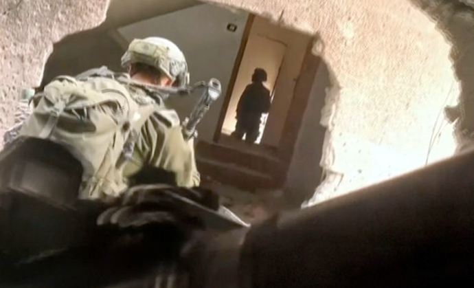 이스라엘군이 지난 16일 팔레스타인 자치지구인 가자지구의 한 건물 내로 진입하고 있다. ⓒAP/뉴시스