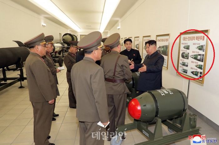 지난 3월 김정은 국무위원장이 핵무기 병기화 사업을 지도하는 가운데 전술핵탄두 '화산-31'이 전시된 한쪽 벽면에 '화산-31 장착 핵탄두들'이라는 제목의 액자가 걸려있다(자료사진). ⓒ조선중앙통신