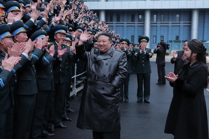 북한 조선중앙TV는 김정은 국무위원장이 23일 국가항공우주기술총국을 찾아 첫 군사정찰위성 '만리경 1호' 발사 성공에 공헌한 과학자·기술자들과 기념촬영을 했다고 24일 보도했다. 현장에는 딸 주애도 함께 했다. ⓒ조선중앙통신