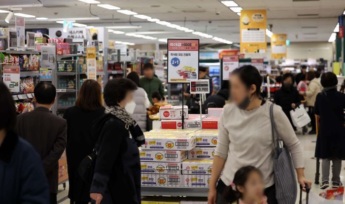 서울 이마트 용산점에서 고객들이 쇼핑을 하고 있다.ⓒ뉴시스