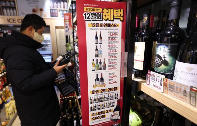 서울 여의도 한 편의점에서 고객이 홈파티용 와인을 고르고 있다.ⓒ뉴시스