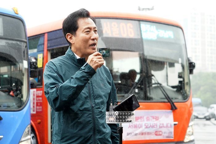 오세훈 서울시장이 27일 서울 은평구 은평공영차고지를 찾아 수도권 주민의 출근길을 지원하는 서울동행버스에서 이용할 수 있는 '기후동행카드'를 소개하고 있다.ⓒ서울시 제공