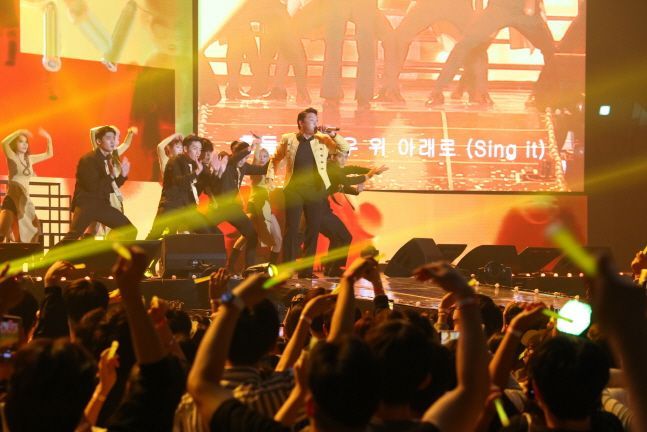 KB국민은행이 23일 서울 올림픽공원 체조경기장에서 개최한 '2022 리브 콘서트'에서 싸이가 공연을 펼치고 있다.ⓒKB국민은행