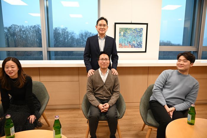 이재용 삼성전자 회장이 10일 서울 우면동 삼성리서치에서 연구원들과 간담회를 가진 뒤 기념촬영을 하고 있다. ⓒ삼성전자