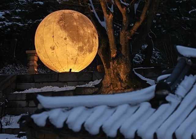 Na tarde do dia 22, dois dias antes da lua cheia do primeiro mês lunar, a Estátua da Lua Cheia de Bongjaede foi instalada no Palácio Changgyeonggung em Jongno-gu, Seul © Yonhap News