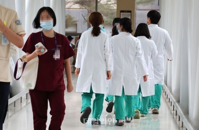 지난달 28일 서울 한 병원에서 의료진들이 이동하고 있다.ⓒ뉴시스