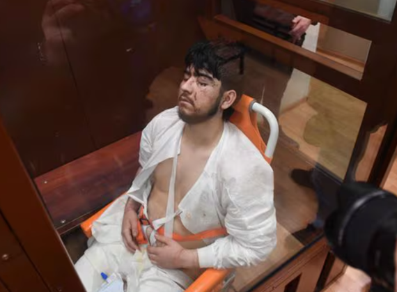 러시아 모스크바 외곽의 공연장에서 벌어진 테러의 용의자 무하마드소비르 파이조프(19)가 휠체어에 탄 채 24일(현지시간) 법원에 출석했다. ⓒAFP/연합뉴스