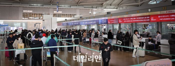 정부가 해외로 출국하는 사람들에게 부과하는 출국납부금 축소를 추진하는 가운데 지난 2월 설을 앞두고 여행객들이 출국 절차를 밟고 있다. ⓒ데일리안 DB