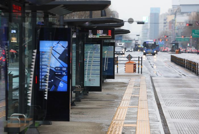 서울 시내버스 총파업이 시작된 28일 오전 서울 종로의 한 정류장이 승객 없이 한산한 모습이다.ⓒ연합뉴스