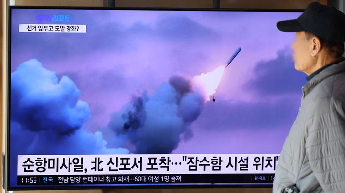 29일 서울역 대합실 TV에서 북한이 어제 발사한 잠수함발사전략순항미사일(SLCM) '불화살-3-31형' 시험발사 관련 내용이 보도되고 있다. ⓒ뉴시스