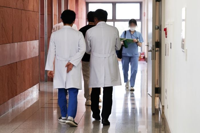 의사들의 무더기 사직 효력이 현실화될 수 있다는 우려가 높아지는 가운데 지난 23일 오전 서울 시내 한 대학병원에서 의료진이 이동하고 있다 ⓒ연합뉴스