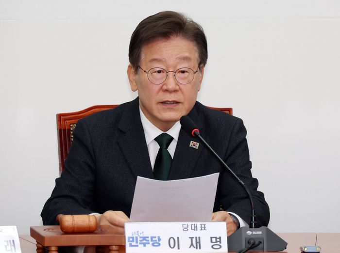 이재명 더불어민주당 대표가 24일 오전 서울 여의도 국회에서 열린 최고위원회의에 참석해 발언을 하고 있다. ⓒ뉴시스