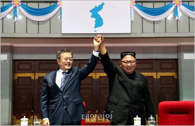 문재인 전 대통령과 김정은 북한 국무위원장(자료사진) ⓒ평양사진공동취재단