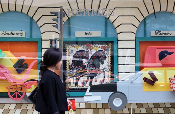 시민이 서울의 한 백화점 에르메스 매장 앞을 지나고 있다.ⓒ뉴시스