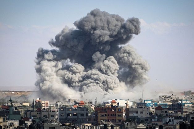 이스라엘군의 공습으로 7일(현지시간) 팔레스타인 가자지구 남부 라파에 검은 연기가 피어오르고 있다. ⓒ AFP/연합뉴스