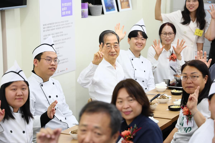 한 총리 "허영만 선생이 호평한 식당을 아시나요?"