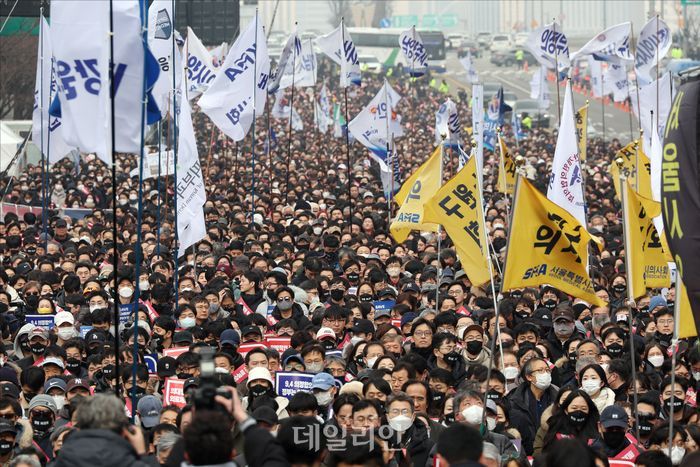 대통령 지지층 15%, 윤석열 정부의 마지노선