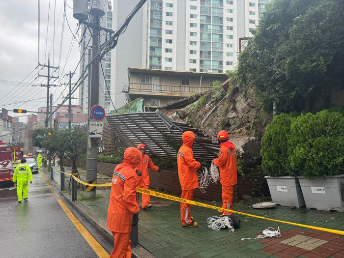 與 "기후위기 대응에 관심"…野 "尹, 폭우에 부재중"