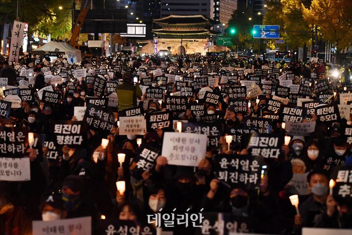 與 "北 관영매체, '촛불행동' 집회 매회 보도…반헌법적·반국가적 활동 좌시않을 것"