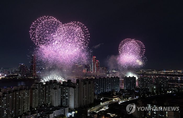 "불꽃뷰가 뭐길래" 2400만원짜리 불꽃축제 프라이빗 요트 대여 등장