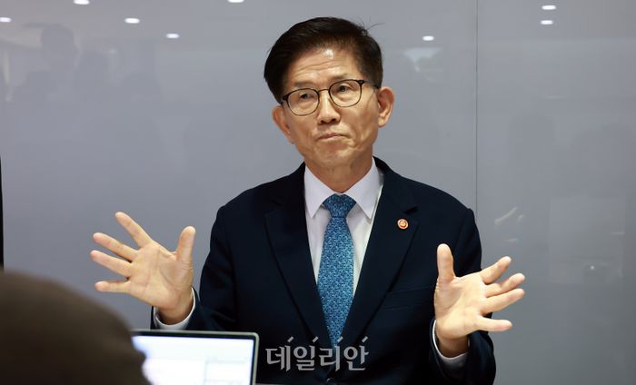 고용장관 “필리핀 가사관리사 임금 차등적용 어려워”