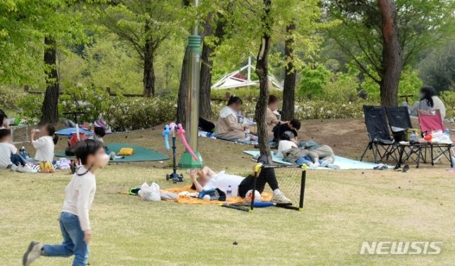 [오늘 날씨] "야외활동 하기 좋아요" 아침 쌀쌀·낮 포근…독감 백신, 10월에 접종해야 하는 이유