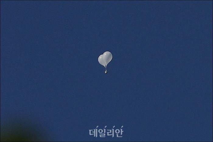 군은 왜 '쓰레기 풍선=무기' 주장에 선 긋나