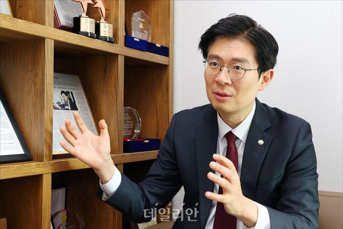 국민의힘 "'친북 편향' 서울교육청 자료, '북한 교과서'라 불러도 과언 아냐"