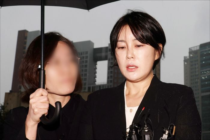 "문다혜, 우산도 직접 못 드냐" 출석 모습 논란