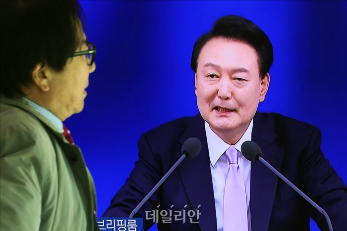 [尹 임기반환점 ⑨] '관건은 민생'…트럼프 승리 비결 참고하라?