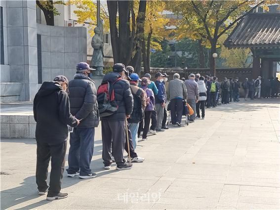 최저 생계비 124만원, 현실은…노동 중단하면 ‘존엄성’ 없다[정년 연장③]