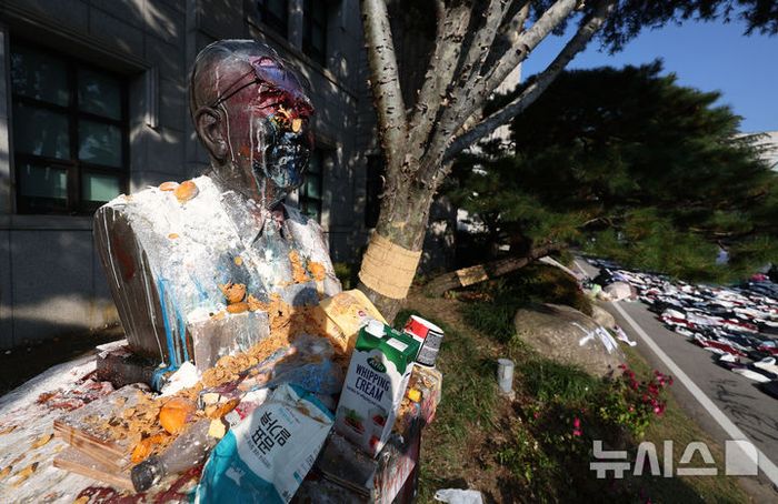 동덕여대 총학생회 "래커 시위, 총학 주도 아냐…학우들의 자발적 분노"