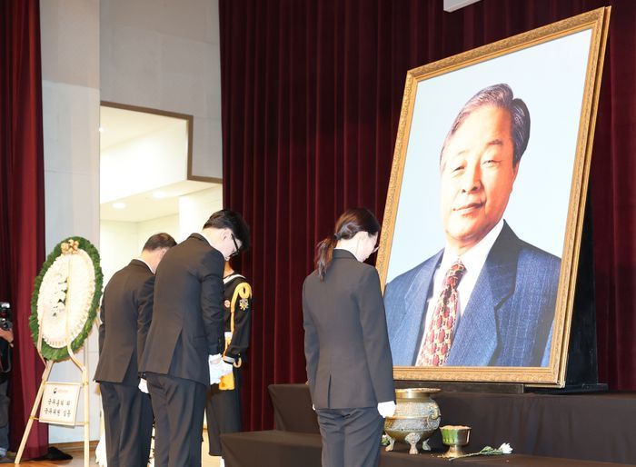 김영삼을 위한 변명…민주주의 공과