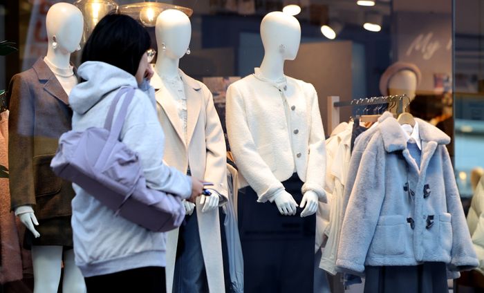 오락가락한 날씨에…패션업계, 겨울 성수기 돌파구 찾기 고심