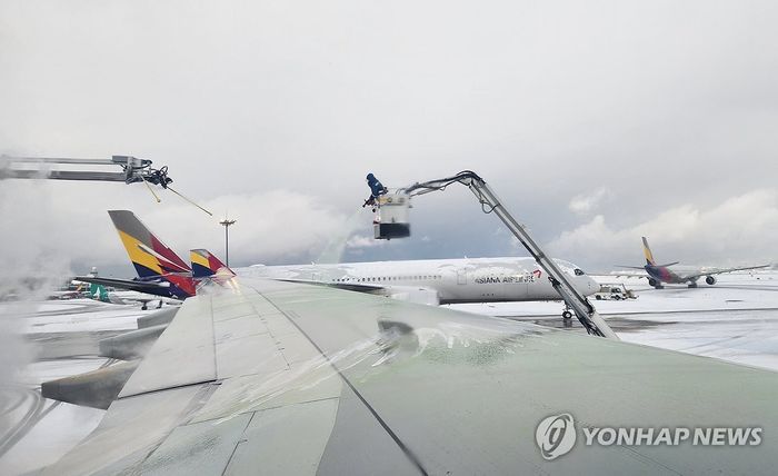 수도권 폭설에 항공편도 차질…결항 12편·지연 48편