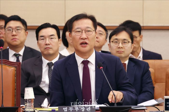 법무장관 "대통령 부부 휴대전화 압수수색? 영장 발부 안 될 것"