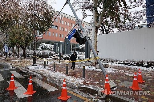 [11/27(수) 데일리안 퇴근길 뉴스] 기록적 눈폭탄에 서울 피해 속출…200가구 정전 및 119신고만 148건 등